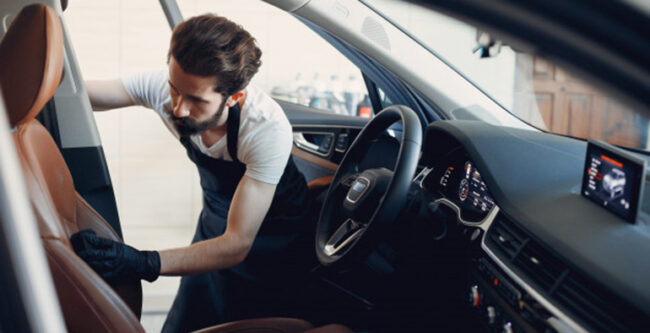 hombre-lavando-su-auto